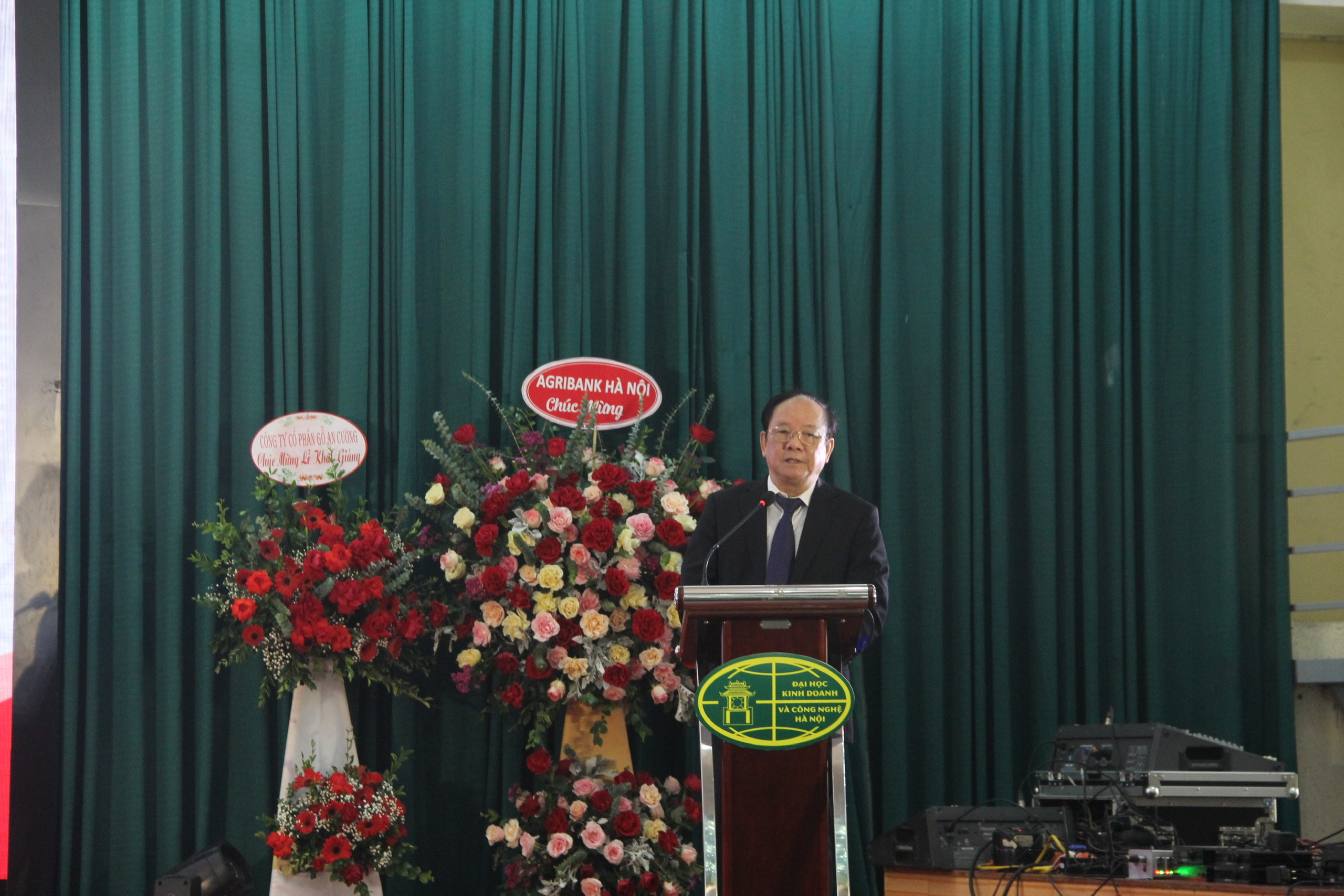 GS.TS. Đinh Văn Tiến, Phó Hiệu trưởng thường trực nhà trường phát biểu tạị buổi lễ khai giảng. 